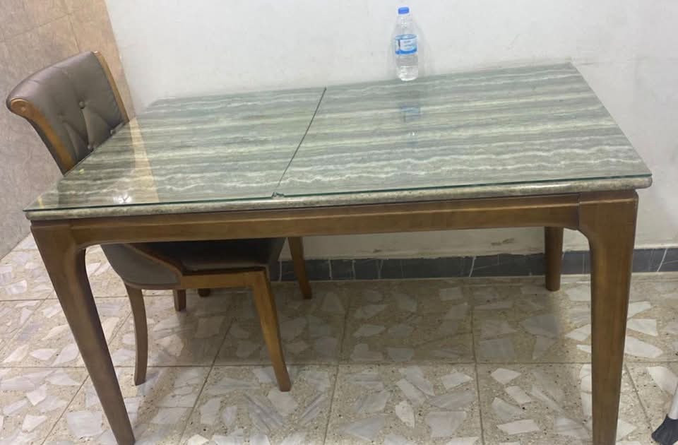 ميز طعام نضيف جداً مابي ضرر
الجامه الفوك اني مسويته حفاضاً ع مرمرايه 
زان مصري مع ست كراسي مكاني هياكل الغزاليه 
ب٢٥٠ وبي مجال 
*********** وتساب
