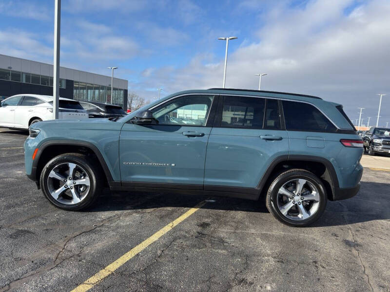 🚙 للبيع | جيب جراند شيروكي 2026 Limited (دفع رباعي 4X4 – جديدة) 🇺🇸🔥
📦 مدة الوصول إلى أم قصر: 45 يوم — المركبة حالياً داخل أمريكا
💵 السعر: 36,000$ — 360 ورقة 💰 (شامل النقل والكمرك والتخليص الكمركي)
🎖️ سعر حملة ذوي الشهداء:31,000$ — 310 ورقة (شامل النقل والتخليص الكمركي)
📄 الحالة: جديدة بالكامل — كلين كارفكس بدون حوادث أو أضرار ✅
🔍 تفاصيل المركبة:
• الفئة: Limited
• الحالة: جديدة
• العداد: 15 مايل فقط 🔥
• المحرك: 2.0L 4 سلندر
• ناقل الحركة: أوتوماتيك 8 سرعات
• نظام الدفع: رباعي 4X4
• اللون الخارجي: Steel Blue 💙
• اللون الداخلي: Global Black (Capri Leatherette)
✨ أهم المواصفات والتجهيزات:
🔹 الراحة والتجهيزات:
• مقاعد جلد Capri
• باب خلفي كهربائي
• تشغيل عن بُعد (ريموت)
• دخول ذكي + تشغيل زر
• مثبت سرعة عادي + متكيف مع Stop & Go
• تحكم من المقود
🔹 التكنولوجيا والترفيه:
• نظام ملاحة
• Apple CarPlay®
• Android Auto®
• Bluetooth®
• CD
• On-Star
🔹 حزمة السحب (Trailer Tow Package):
• Class IV Receiver Hitch
• 7 & 4-Pin Wiring Harness
• نظام Trailer Hitch Zoom
• سبير تاير قياس كامل
• Rear Load Levelling Suspension
🔹 أنظمة القيادة:
• Adaptive Cruise Control w/ Stop & Go
• Smart Key Hands-Free Access
⭐ جراند شيروكي 2026 Limited
موديل حديث جداً 🔥 • دفع رباعي • باكج سحب متكامل • جاهزة للشحن
📲 للحجز والاستفسار:
👉 https://wa.me/19142407963


**إذا كنت صاحب هذا الإعلان وتريد حذفه لأي سبب، رجاءا أرسل رسالة إلى الدعم الفني**