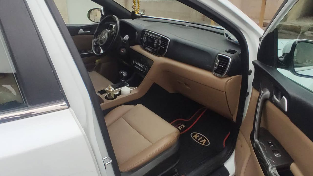 السلام عليكم سبورتج 2016 مثل ما وضحت مقطع الفيديو باسمي سياره ماشيه 121,000 سعر 158 ***********
