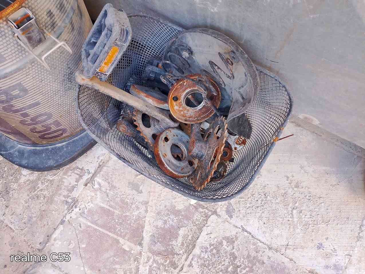 غراض باسكل
لشه كامله وياه ماشه وسكان وبوري ودوسات جدد ملاتهن بسعر 15 قفل
ماشه سوده 8 وبيه مجال
تاير الخلفي عكرب وياه تاير جديد وياه ديسك ب10 قفل 
جاملاغات وره وكدام ب 5 قفل
صينيه عكرب سوده طبع شركه اصليه ب 5 قفل
دوسات ب4 قفل 
كل الغراض هذني حاويه اصليات الشاري يجي للتعاليق مكاني شطره شارع الكص للتصال ***********
