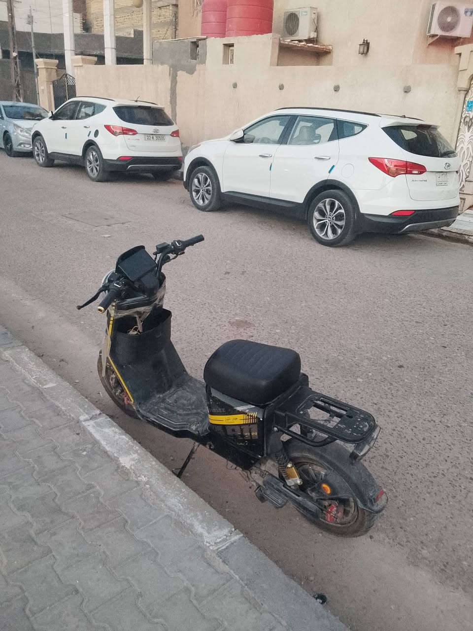 السلام عليكم دراجه ار 11 للبيع موديل 26 دراجه حلوه بس تعبانه بطاريات تعبانه بس شغاله وبيهن شي كفرات اماميه مكسوره والبريكات تعبانه الماشه معوجه شوي دسكات تعبانه مال بريكات العنوان الجبيله السعر 375 وبيها مجال للشراي ***********فقط واتساب
