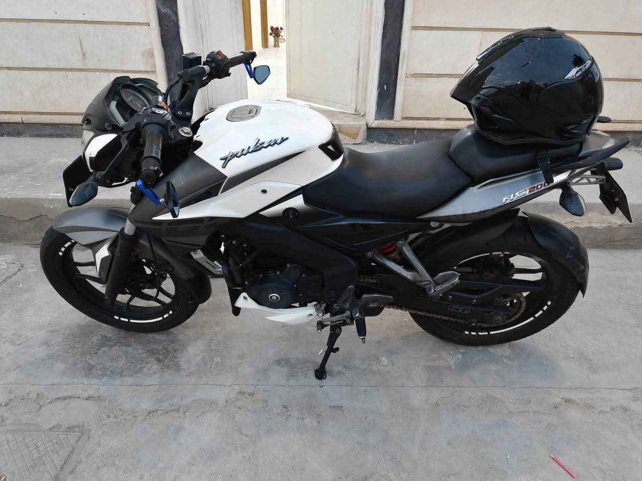 Ns200 /2019
رقم وسنوية بأسمي لوحة انكليزي 

الدراجة نظيفة ماشية 34 الف فقط 

عنواني البصرة 

رقم ***********
#أدمن🙏🏽
