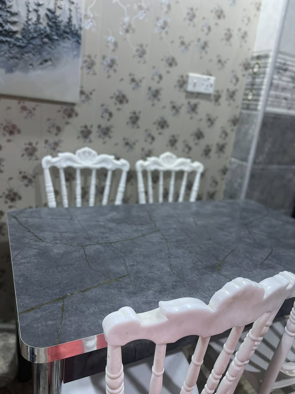 ميز طعام وحدة 70 

مع الكراسي 110
تخم جدا نضيف العام مشتريه جديد ب275

***********
