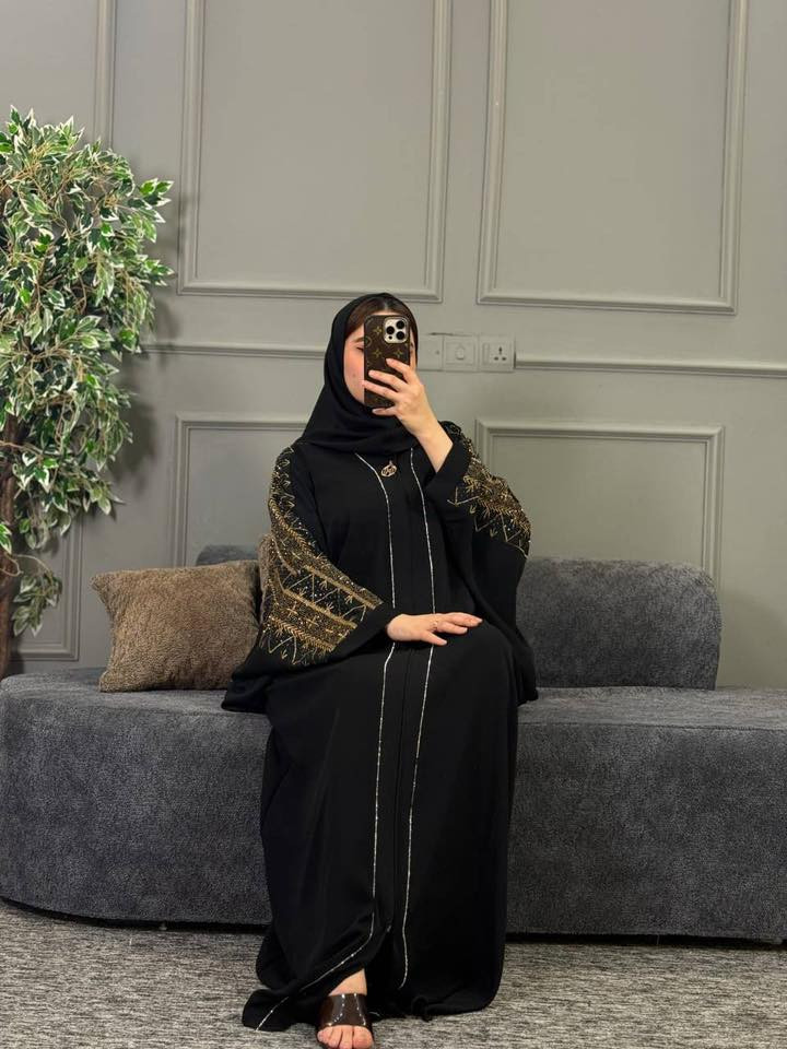 ✨ فخامة ما تشبه أحد ✨

عباية رگلان آماراتية بسواد فاحم 🖤🖤 بهالتطريز والستراس الذهبي الملكي والقماش الگريب الفاخر تخلي حضورچ طاغي من أول خطوة 👑
ناعمة بالقماش ، مرتبة بتفاصيلها😍

القياسات / فري سايز تلبس من وزن 50 الى 100 كيلو قالب خفاش ✔️
 
🚘يوجد خدمة توصيل لجميع محافظات العراق ٤ الاف🚘


**إذا كنت صاحب هذا الإعلان وتريد حذفه لأي سبب، رجاءا أرسل رسالة إلى الدعم الفني**