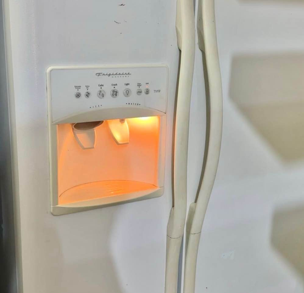 ثلاجة Frigidaire Gallery(2بابين)أمريكيه
الغنية عن التعريف نضيفه جدا كدامكم صور
📌مواصفاتها 
1️⃣تبريد ثلج مضبوط+ تصنع مكعبات ثلج🧊
2️⃣منظومة Pure Source:تحتوي على فلتر ماء وتصفيه داخليه للمي و ثلج والروائح 
3️⃣لوحة تحكم ذكية: تكدر تتحكم بدرجات الحراره بسهوله تحدد الانظمه
4️⃣تصميم راقي: مظهر خارجي فخم يليق لكل مطبخ + مساحة تخزين واسعه
الثلاجة معروفة بقلة أعطالها وموادها القويه

مكاني نجف ناحية الحيره 
للتواصل ***********

#ثلاجة #نجف النجف, العراق
