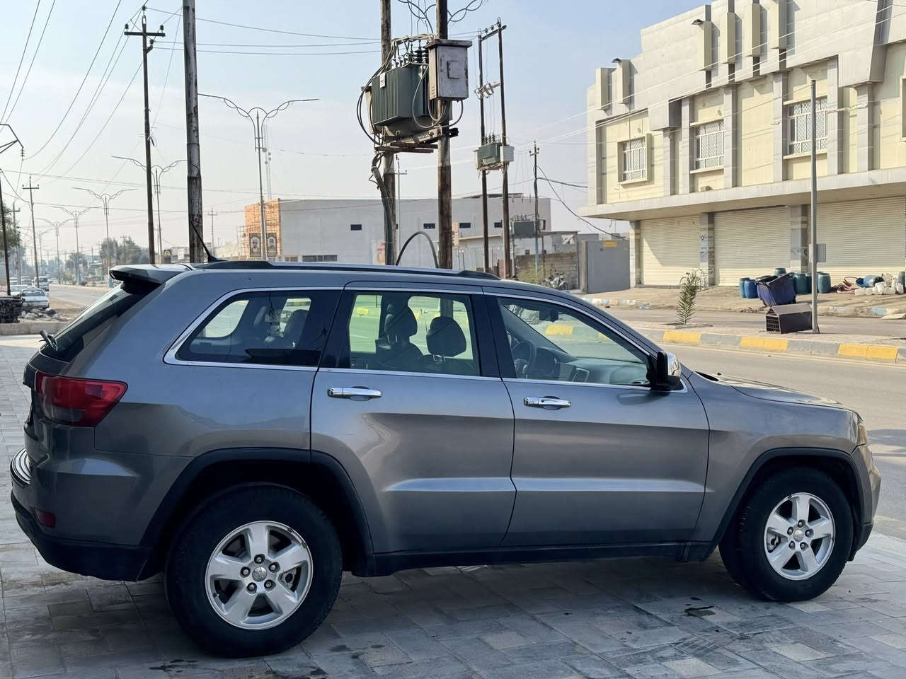 جيب شيروكي مديل 2012  كندي داخله كلين تايتل .
رقم بغداد ب اسمي شخصيا سنوية 2028
ماشيه : 125 مايل 
صدر امامي خلفي جديد
تخم تاير 
داخل عسلي 
كأمره خلفيه 
حساسات 
السياره كير محرك ع شركة ما ملعوب بي 
بالعراق صار بيها صبغ بدون دواخل بدون ضربة بدون معجون فقط رش ومنزل السونار بالمنشور 
السعر : 157$ 
 الاستفسار:*********** 
مكان السيارة صلاح الدين قضاء بلد
