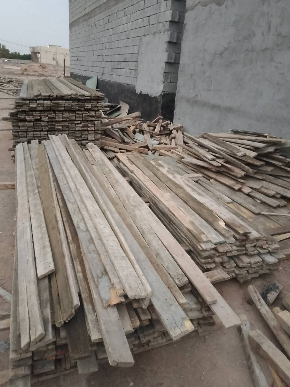 السلام عليكم قالب خشب للبيع مع جكات وفخات مكان بصره ابي الخصيب ***********
