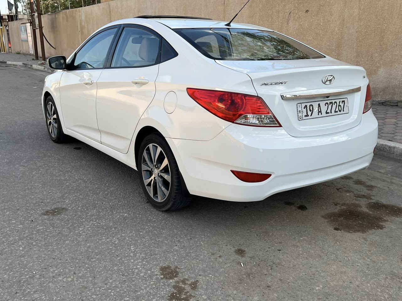 اكسنت 2015 خليجي
فول مواصفات رقم كربلاء باسمي 
مكفولة من الصبغ والضربة فقط بيها بارد موضح بالسونار
السعر 110 $ ورقة وبيها مجال 
محرك 1600 
فتحة سقف 
شاشة بلادية 
كامرة خلفية 
5 ويل كب كروم 
تحكم ستيرن واشاير بالمري
ماشية 130 الف كيلو 
مكاني كربلاء شارع المخازن ***********
