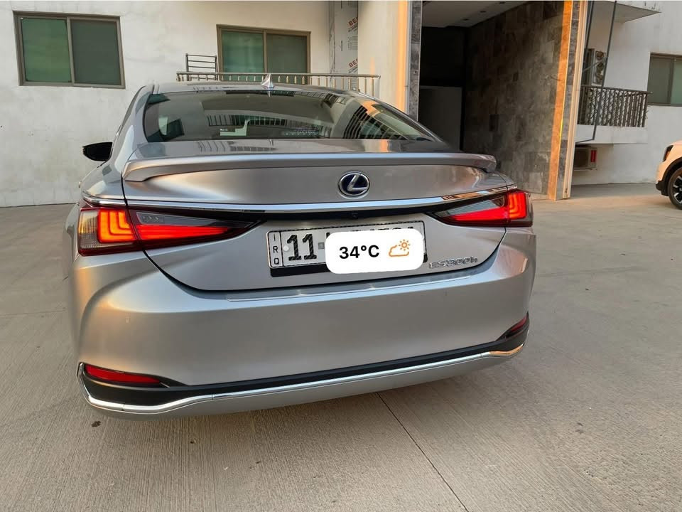 السلام عليكم
� للبيع  Lexus ES300h موديل 2022

 رقم بغداد

 ماشية: 60,000 كم

 المواصفات:

 محرك 2.5 لتر هايبرد اقتصادي وقوي

 مودات قيادة متعددة (Eco / Normal / Sport)

 شفتات تبديل سرعات على الستيرن

 داخلية جلد أسود

 مقاعد كهربائية

 مقاعد جلد والأمامية تبريد وتدفئة

 رادار أمامي وخلفي
ستيرن كهرباء
كرسي السائق ميموري خزن اكثر من وضعية

 حساسات أمامية وخلفية

 أنظمة قيادة ومساعدة ذكية وفول تحكم ستيرن

 شاشة وسطية كبيرة

 نظام ISOFIX لتثبيت مقاعد الأطفال

 تشغيل بصمة ودخول ذكي

 مثبت سرعة وأنظمة أمان متقدمة

 تكييف أوتوماتيك مزدوج

      سلايد

: بنيد فقط صبغ + دعاميات

 باقي جسم السيارة كفالة

 حدادية، كير، ومحرك مكفولة بالكامل

 تخم تايرات جديد نوع Bridgestone

 استخدام شخصي

 السيارة نظيفة جداً ولا تحتاج أي مصروف

سيارة فخمة، اقتصادية بالوقود، ومريحة جداً

 كلشي مذكور بالمنشور ومرفقة صور السيارة حالياً وصور المزاد بأمريكا .

السعر 245 والسعر مناسب جداً وكذلك الحادث مقارنة بالموجود من ناحية السعر والحادث

*********** ابو فارس
