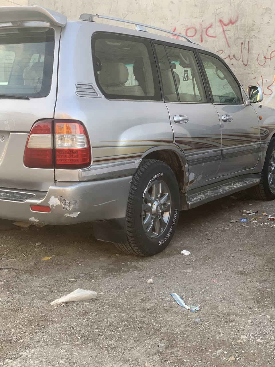 سلام عليكم ورحمة الله وبركاته سياره لاندكروزر موديل ٢٠٠٠ السيارة احلا من الصوره مصبوغه عام ٨سلندر 
ثلاث قطعه تبريد  مكينة كير شرط مكينه قبل سبوع عمراته  
طخم امامي جديد بيدي شديتو طخم خلفي جديد. غرفته السياره نضيفه عل وضع الشركه فول فول سيار بس كير عادي شرط الوكالة و شرط تحويل السياره تخذه جهاز ربع ما تصرف عليه تريك وين ما تريد طلع بيه  الياته زينون اصلي كلو شغل نطيك سياره من دعميه لي دعميه كلو شرط و شغل 
السعر ١٣٥و بيه مجال و ترهم مرواس بس يكون اخذه فرق لان محتاج  
المكانه موصل 
الرقم ***********
وتساب ***********
