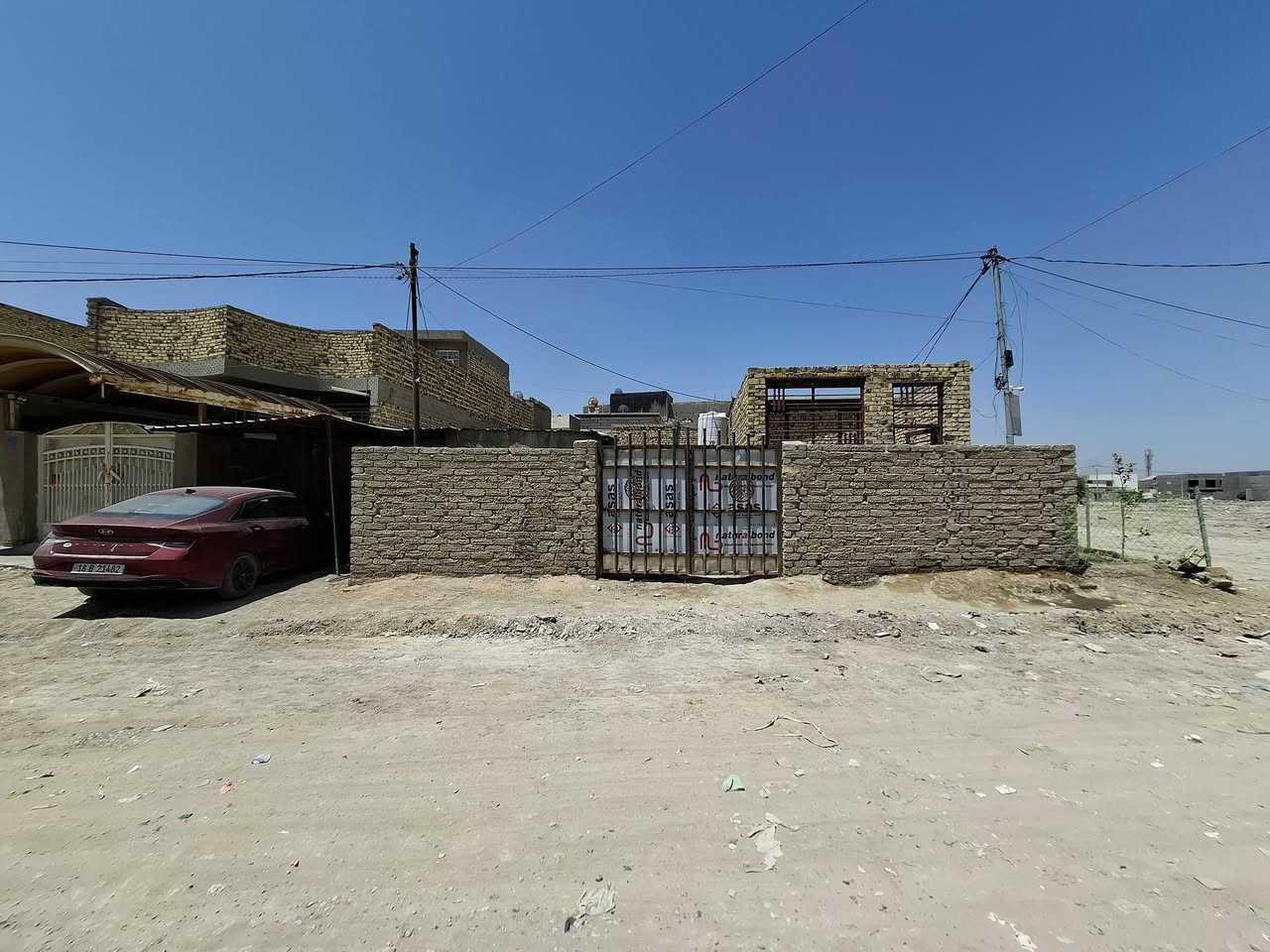 السلام عليكم بيت بناء قديم للبيع طابو صرف المساحه 300 واقع حال (ركن يقع على شارعين عرض الشارع 20 م ) وفيها اثنين مشتملات حديثه الاول كامل والثاني هيكل مطل على ساحه كبيره العنوان شارع60 خلف المستشفى التركي ولم يسحب عليه اي قرض(***********)
