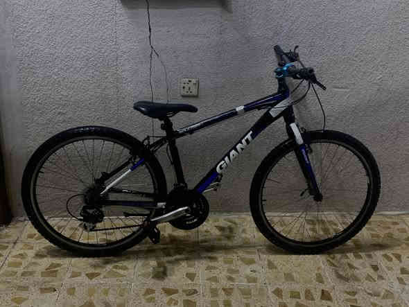 *توصيل كل المحافضات …
سلام عليكم 
بايسكل نوع جاينت صنع تايوان
حجم 26 
سستم شيمانو عقرب شيمانو تورني 
فقاسات بريك كلو شغال 
بدال امامي 3خلفي 8
وياله زوم طبقتين فحمي 
بايسكل ما متعوب او نضيف من كل شي ما مل بي اي قطعه 
160الف بي مجال قليل 
اسيا ***********توصيل موجود
