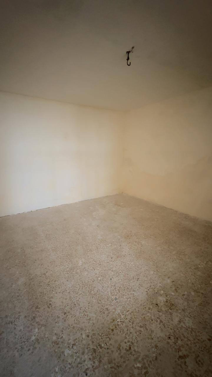 السلام عليكم
دار للبيع مساحه 46 متر عكاده 
يحتوي على غرفتين نوم و مطبخ و خدمات 
الموقع الدوره ابو دشير قرب مدرسه الابطال
السعر 58 قابل للتفاوض 
الاستفسار الاتصال على الرقم 
***********
***********
