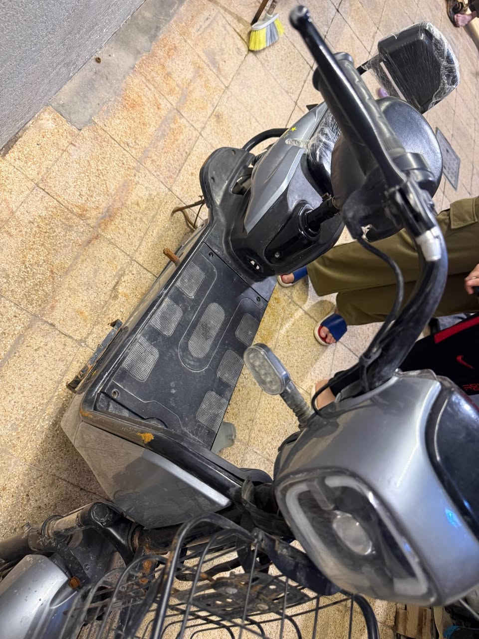 السلام عليكم خوان عندي دراجة شحن البيع نقصها بس باتريات فقط دراجه الله شاهد جديده تخبل بس بعد ريد بيعها السعر 100 قفل قفل قفل كلش شوف سعار الجديدات وانه بخدمتك الرقم *********** ابو الخصيب البصرة, العراق
