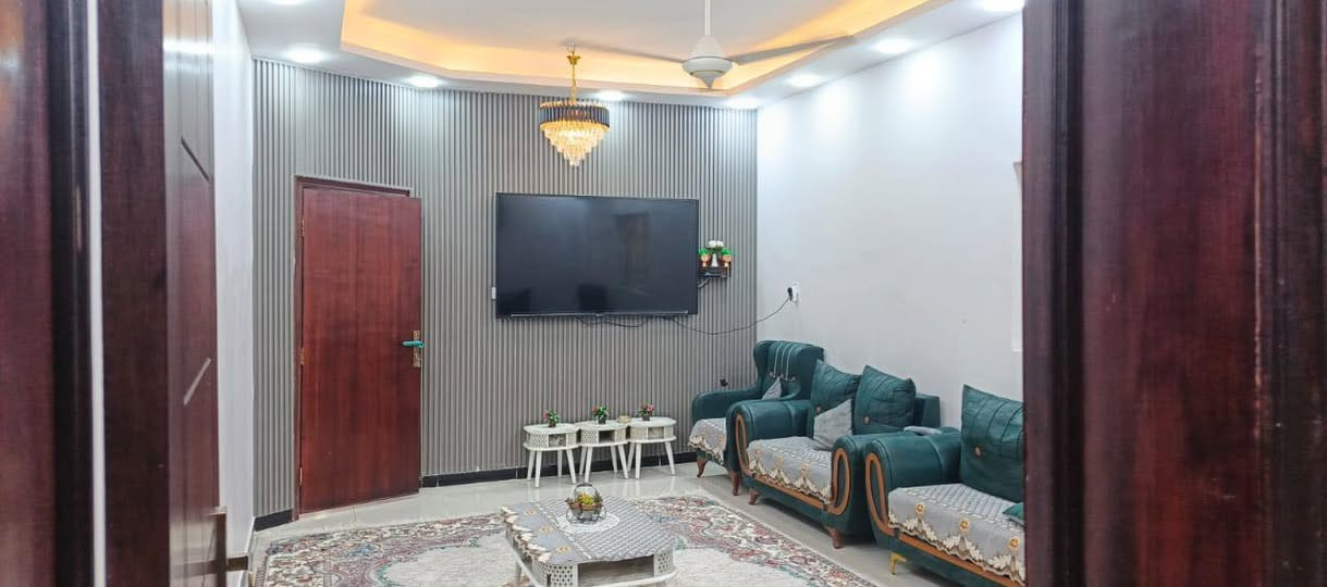 للبيع بيت مجمع الإيطالي  المساحه ٢٥٠  متر شارع ٢٠ طابق واحد يتكون من غرفتين نوم وصالة وبراني ومطبخ وصحيات مطلوب ٨٨ مليون السعر الكلي ٢٣٠ مليون 
لاستفسار مراجعت مكتب عقارات الفرسان حي العسكري قرب جامع الإمام علي ع ***********
