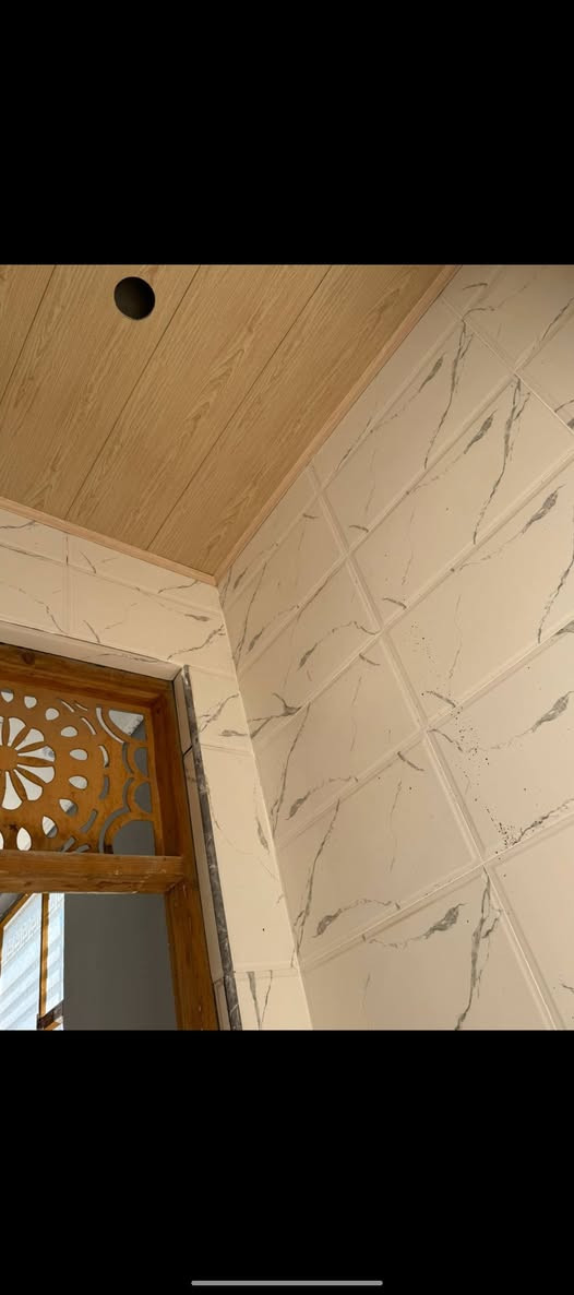 السلام عليكم
دار للبيع 200 متر للبيع 
الوجه 10 متر يحتوي على غرفتين 
صفر استخدام 
لبخ كامل داخل خارج 
الواجهيه سيراميك وفوم تركي
الارضيه ١٢٠ في ٦٠ كل البيت واغلب الجدران بورسلين 
سقف البيت بالكامل ديكور مغربي 

والسعر جدا مناسب 
للتواصل الاتصال 
*********** 
***********
العنوان حواس حي العباس قرب المولمودلده
