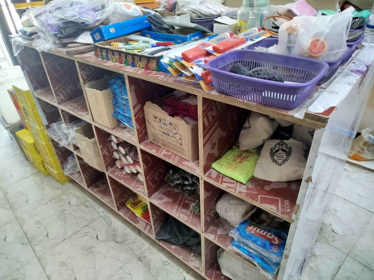السلام عليكم رفوف خشب نظيفه جدا للبيع والسعر 200 وبي مجال للاتصال *********** مكاني بغداد
