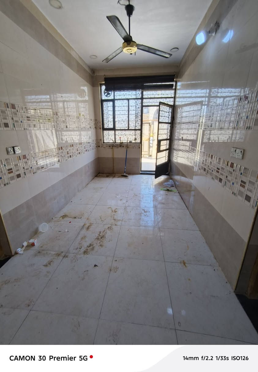 يالله يوجد بيت مساحه 120 متر اللايجار طابقين معزول تمامن لفوك يحتوي ع غرفه وصاله ومطبخ وحولي وخدمات زيرو طابق ارضي يتكون غرفتين وصاله ومطبخ وحولي وخدمات وكراج طابق ارضي ايجاره 450 طابق ثاني ايجاره 350 موقع الدوره الرواد خلف كليه الهادي الاستفسار ***********
