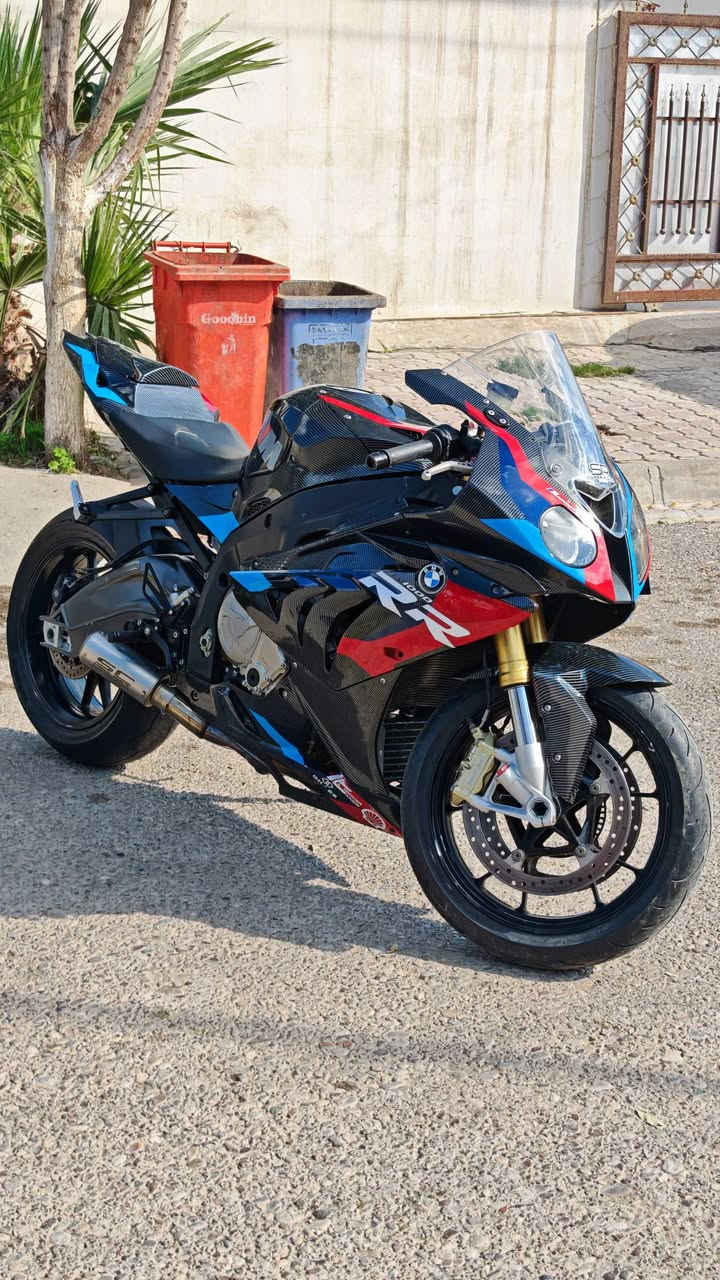للبيع bmw s1000rr 2011
محدث 2014 وارد ياباني سويجات 2 
ماشيه الف 61 محرك كير مكفول 
السعر 60 ورقه مجال بسيط 
كم مولاحظات 2 خاص تفاصيل 
 ***********للاتصال 
دراجة جديده

