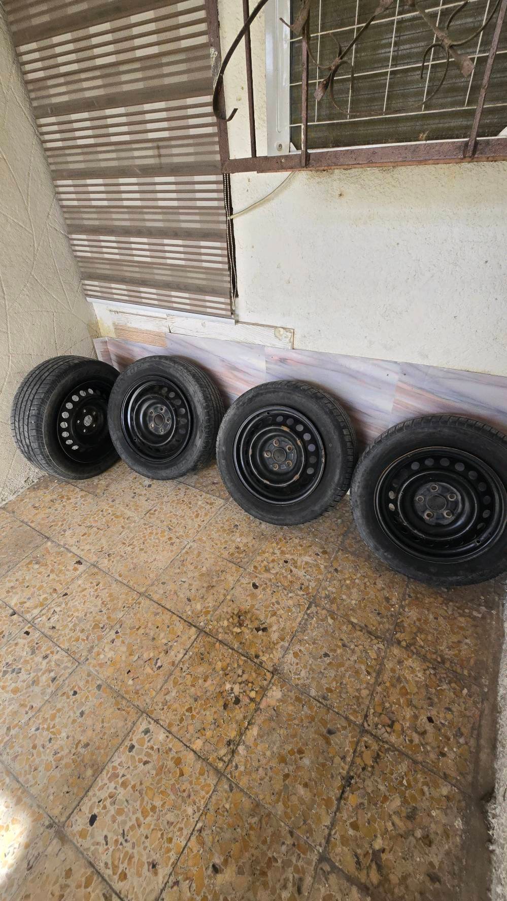 
ويل حديد كامري ٥ ستدات مع الاطارات جديدة 
بدون ممات سعرهن 200  مكاني معقل الابلة حجم الاطار  216/60R16 
*********** 



