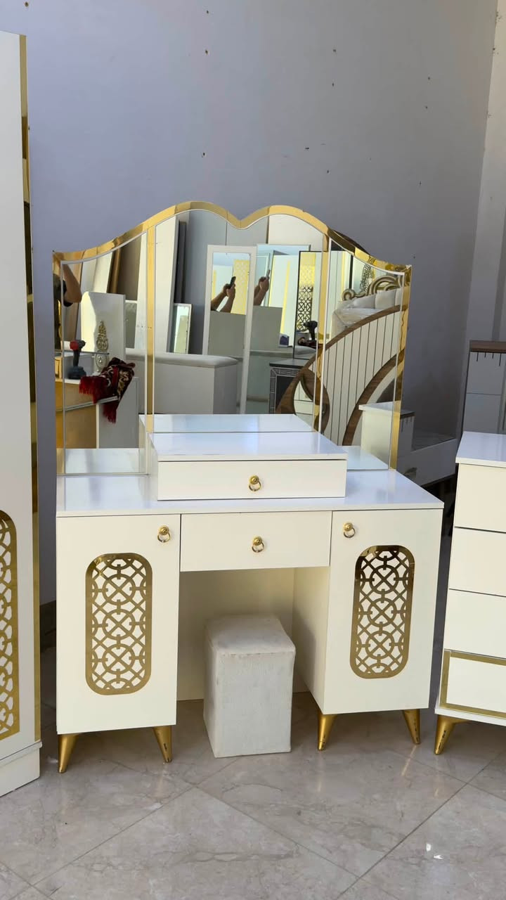 غرفه نوم ملكي 8 قطع ابيض مطخم ذهبي  السعر 750 الف مع شد ونقل ***********
***********
