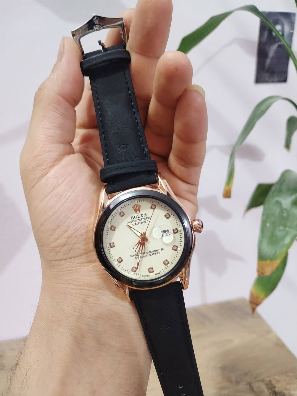 🌟 ساعة يد الكلاسيكية من رولكس⌚✨
🔹 ماركة: رولكس (Rolex Datejust) 
🔹 مقاومة للصدا والماء✅ 
🔹العدسة ضد الخدش.🔥
🔹جلد اصلي طبيعي مع ضمان
🔹الضهر مختم+الجلد مختم جهتين+القفل مختم 💫🔥
🔹 عداد شهري وعدسة سايكلوبس المكبرة عند موضع الساعة 📅


**إذا كنت صاحب هذا الإعلان وتريد حذفه لأي سبب، رجاءا أرسل رسالة إلى الدعم الفني**