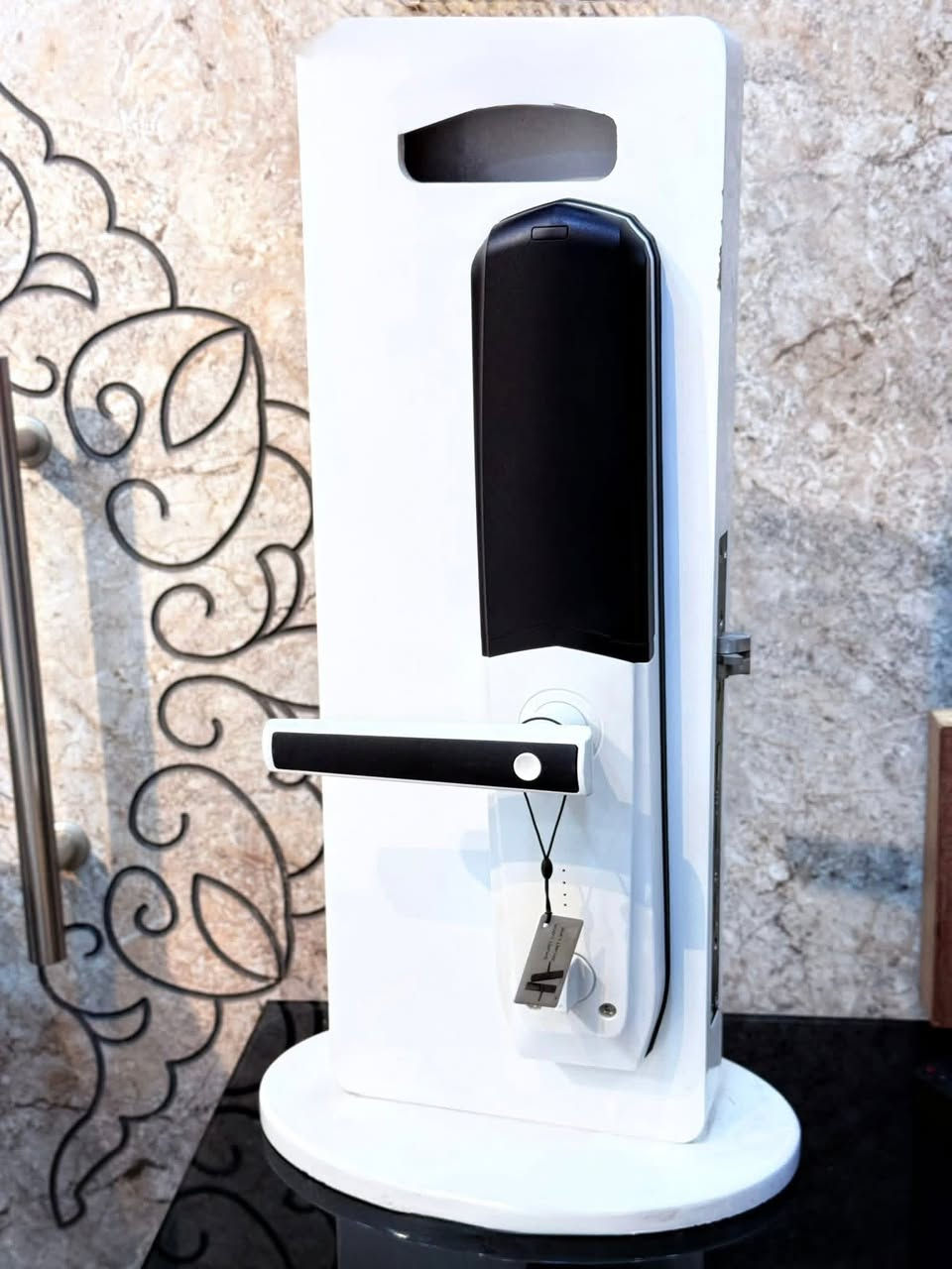 يوجد لدينا اكسسورات كافه الابواب(مقابض ابواب داخليه-جكات-عين سحريه-مطرقه عين سحرية-مقابض ابواب خارجيه-كوالين ذكية -قلابات-كوالين ابواب قياس 18 سم-مساند )
للتواصل (***********)
اكسسوارات ابواب اسطنبول
