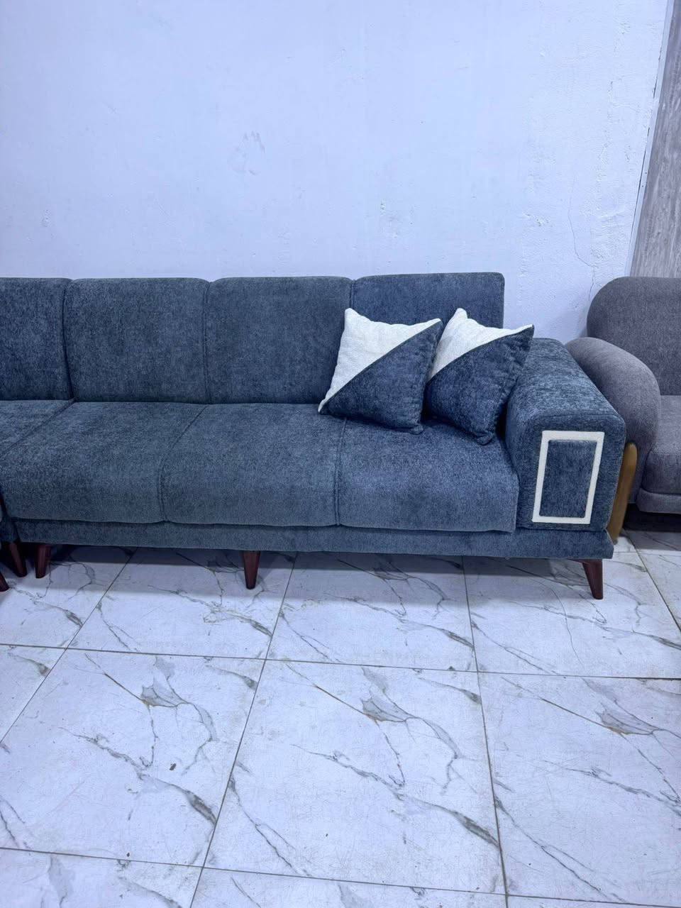 من رخصة مدير دواوين كورنر ١٠ مقاعد طول ٧متر وربع تفصال درجه اولى خشب بلوك اسود كله سفنج مضغوط مميز أول مع طبقه دللوب طبي قماش كتان ناعم مودرن نظام تركي شغل هاي الألوان متوفره اتصال ***********
