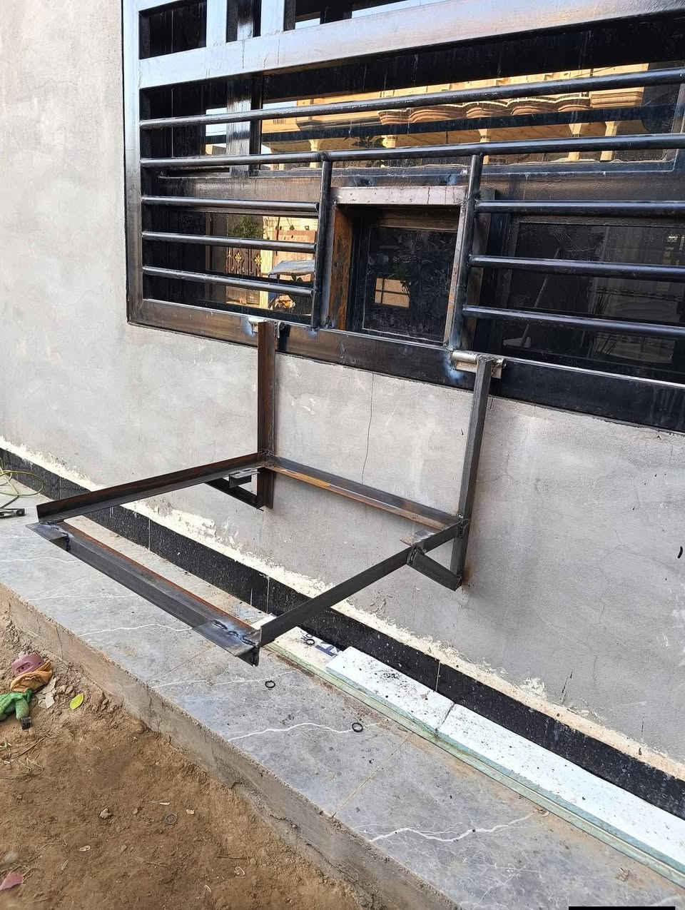 حداد متنقل شتغل كافه انواع الحداده بسعار مناسبه شغل نبر وان حسب طلب زبون نشتغل ركابه مبرده هيه وحديده وشغله اجي للبيت شتغله وشده كامل 25الف وباقي نواعم من 5الف ونته صاعد هذا رقمي ***********
