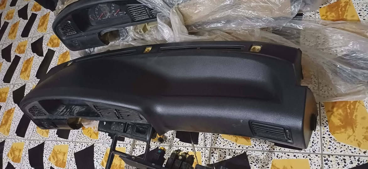 السلام عليكم اخوان دشبول النترا دمعه مسطره عدد اثنين حاويه مامستخدم وكور محرك  أيضا حاويه هاي الاغراض كلها حاويه بلاديه اليحتاج يتصل *********** أو *********** الخط الثاني بي واتساب
