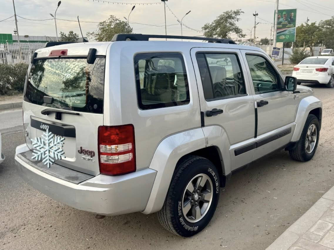 السلام عليكم
جيب لبرتي 2008 لون سلفر
رقم بغداد -مالك واحد من دخولها الى الان  
المسافه القطوعه( 48 )الف ميل 
حادث من امريكا  جاملغ جهة اليمين وخشم البنيد 
بيها بلعراق شخط بلباب عكس السايق ومكحل 
مكفول شاصي لغود 
مكفول كير محرك  اكسل وضع الشركه

مكان السياره بغداد حي الجهاد 
***********
 
السعر 105 وبيها مجال بسيط
