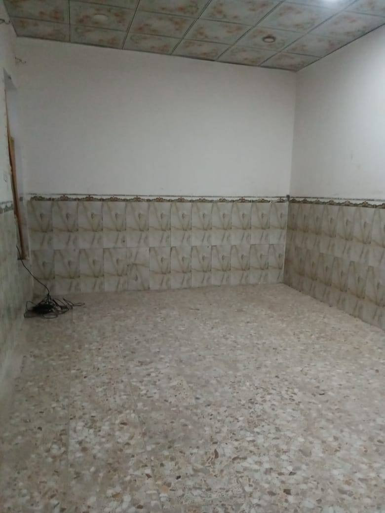 بيت للبيع 
مساحة 100متر بناء طابوق البراكيه شارع المطار القديم الشارع المقابل جامع ام النين سعر35 وبي مجال قليل ***********
