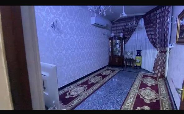 السلام عليكم ...
للبيع منزل في بغداد - حي الاعلام، شارع البدالة، مدخل عيادة دنتل ستي، طابو صرف،
مساحة 125 متر مربع، واجهة 6.25 متر، نزال 20 متر.
يتضمن المنزل
كراج واسع مع مدخلين،
استقبال مع مطبخ وهول داخلي، غرفة في نهاية المنزل، منور خلفي، حمام مشترك داخلي وحمام خارجي.
الطابق الثاني
يحتوي على غرفتين مع حمام مشترك وحولي بين الغرف. بيتونة واسعة مع مخزن في السطح الخارجي.
السقوف من الكونكريت المسلح، والأرضيات من الجرانيت بايات الدرج مرمر، والأبواب الداخلية من الصاج. واجهة البيت مكونة من الحجر،
عرض الشارع 12 متر.
للمزيد من المعلومات والاستفسارات، يرجى التواصل عبر الواتساب على الرقم ***********. يرجى ملاحظة أنه غير متواجد دائمًا على الفيسبوك. والسعر على الخاص لطفاً
