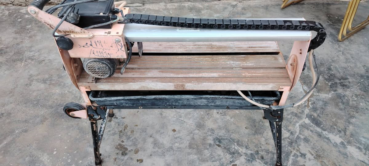 سلام عليكم
للبيع 
قاطعة لقطع السيراميك والبورسلين والمرمر والكاشي 
 السعر: 250 الف وبيها مجال 
للاستفسار: ***********
