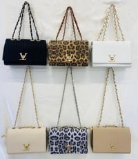🌸 مستمرون في عروض روز باگ المميزة 🌸  👜 القطعة بـ 15 ألف فقط 👜👜 قطعتين ...