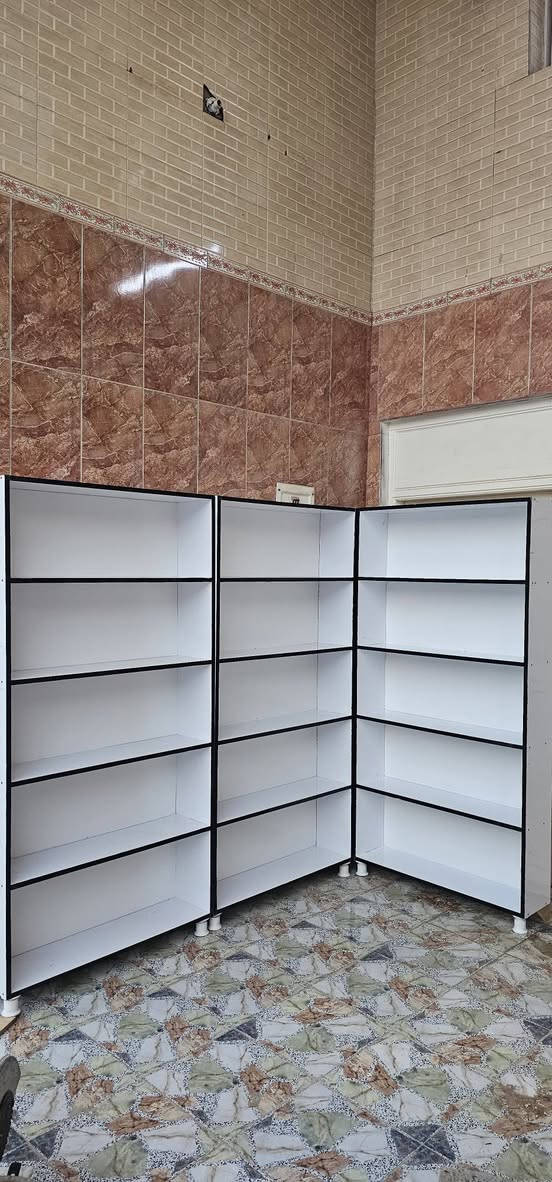 فاترينه شغل درجه اولاه سعر الفاترينه 60 شرط كل رف يتحمل وزن 40 شغل مو سوكي نوع الخشب ارقه شي بل سوك اخر 4 عندي *********** مكاني نجف شارع المطار  توصيل فقط نجف الرتفاع 200 العرض 90 نزال 25
