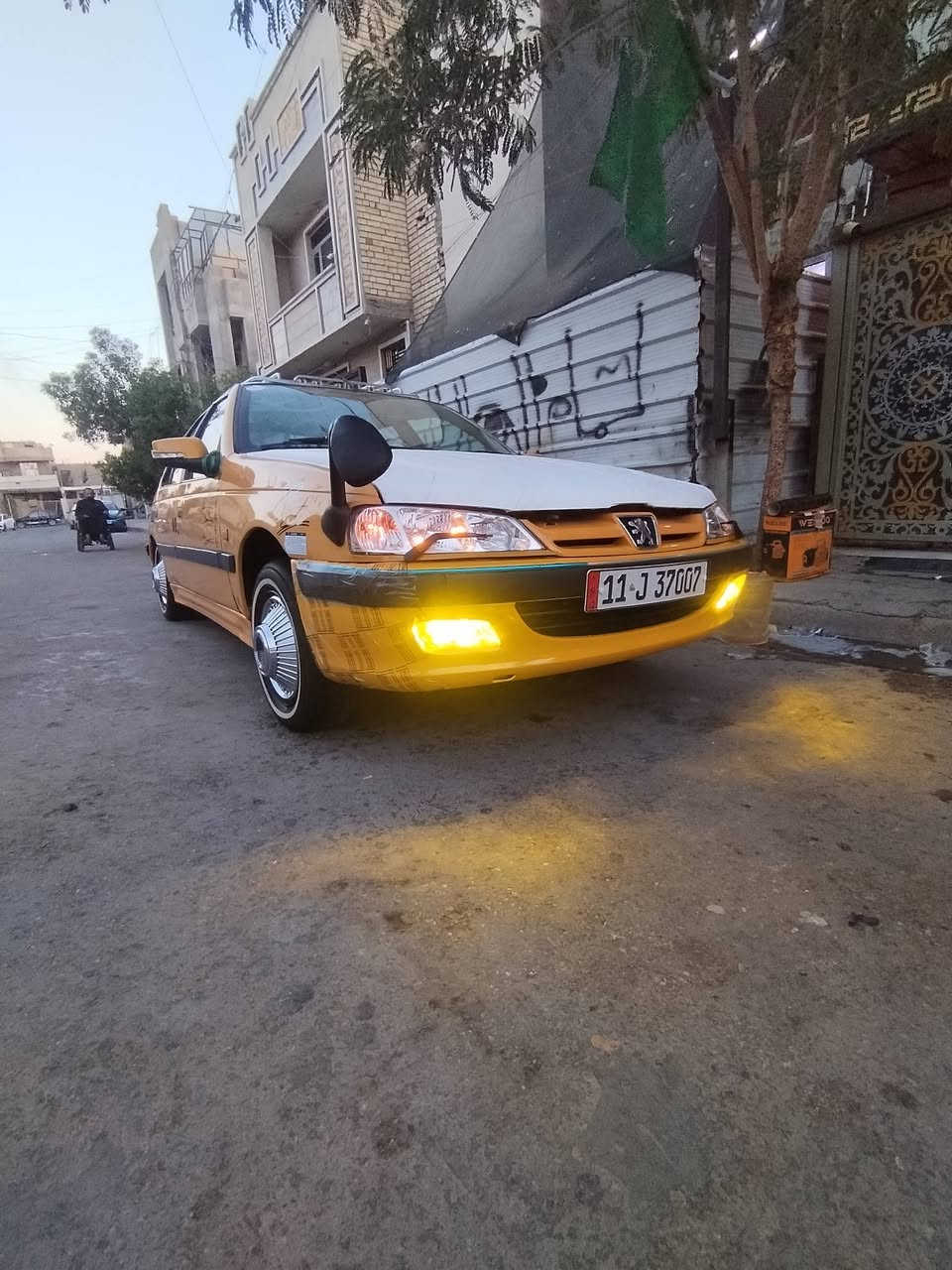 ﷽
الهم صلي على محمد وآل محمد
السلام عليكم شباب
الأسم / بيجو  بأرص 
الون / اصفر غير محدد 
موديل / 2015 
رقم العجله/ 11 بغداد 
حجم المحرك / 1600 
تبريد ثلج 
كير / اوتوماتيك 
السعر / 45 
1 / كير مكينه كورله 
2 / منضومه زنون 
3 / مرايه عظد
4 / دوشمه عام 
5 / هورن طاط اصلي 
6 / سيبايه  
7 / تخم تاير 
8 / ماسحات لايت 
9/ هورن براد 
بيها طخات وخياسات مصلحه أو مصبوغه فقط
كير مكينه صدر  كله خير من الله 
سياره شرط احله من صور بعد
هزه جديده فحص جديد
سنويه جديده
بيع أو مراوس حسب القناعه 
الاستفسار *********** 
الرقم الثاني *********** 
مكان بغداد الشعله حي الجوادين
