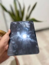 ايباد 11 M5 ذاكرته 256 وبطاريته 100 عدد دوراته 135 نظيف جدا 99٪ بي ضرب...