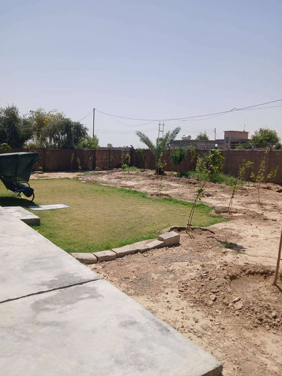 السلام عليكم 
بيت للبيع سامراء الطيوب 
كامل خدمات مبني جديد مساحة 
 البناء 240 متر المساحه الكليه 500 متر 
يحتوي على غرف نوم عدد 2 (5×4٫5)
صاله وسطيه (5×9)
مطبخ (3٫5×5)
استقبال (7×5٫5)
السعر 50 مليون وبيه مجال للطيبين 😊
للتواصل ***********
