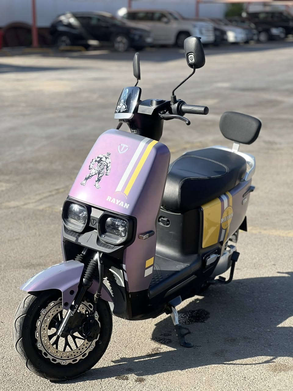 سلام عليكم دراجه شحن ريان للبيع اشاير شغاله عالي ناصي زنون هورن شغال دراجه بصمه وسويج 3 سرعات سرعه 60 جنطه حجم كبير تايرات جدد شاحنتها موجوده الاصليه بطاريات بحالة الوكاله الدراجه فقط متروكه واكفلها الك من التاير للتاير سعرها 550 وبيها مجال مكاني حي العلام تقاطع درويش رقم تليفوني ***********
