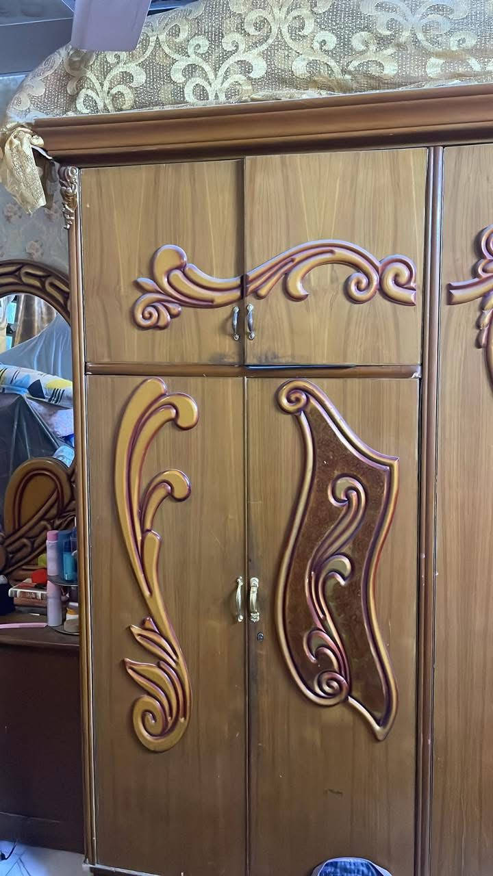 السلام عليكم غرفه صاج خشب غرفه كامله نضيف مستعجلين علئ بيعتهه غرفه نضيفه بس مكدرنه اصور لين بيه الملابس رقم ***********1 سعر خاص لي يريد لو يخابر علئ رقم او يدخلي ماسنجر🩷عذرونه 🥺
