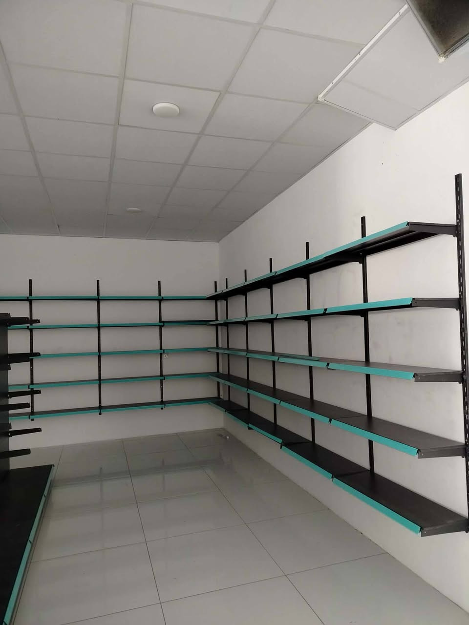 رەفی ناوەراست ٤م رەفی یەکلا ٤م رەفی دیوار ٢٠م 

رەفەکان هەمووی ٣ مانگ بەکار هاتووە حساب بکە تازەیە پلێتی ٠٧ی دەرەجەیەک 
ناونیشان ڕانیە 
***********-***********
