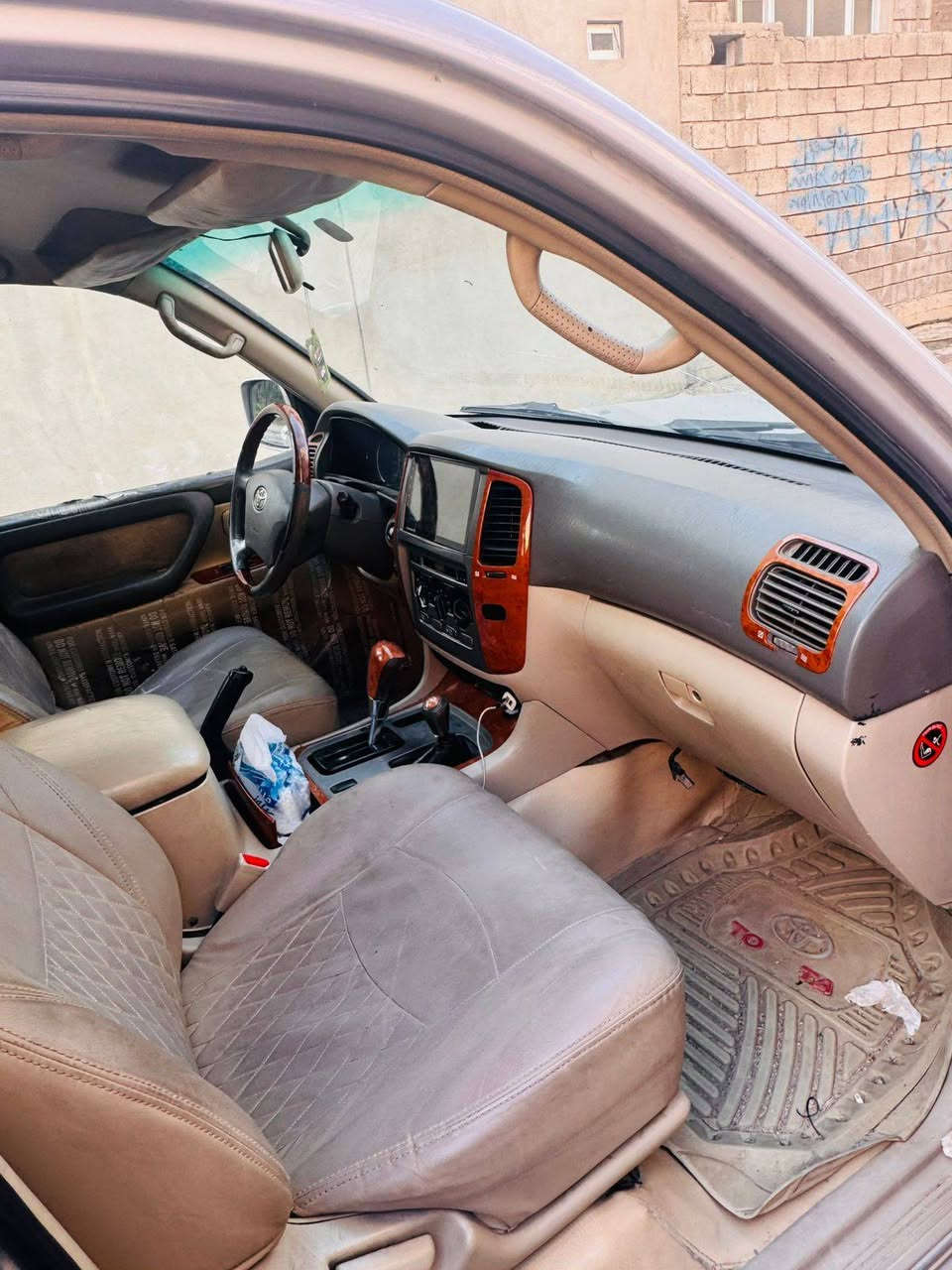 السلام عليكم
لاندكروز فول ب ستثناء التنته 2005
كير محرك شرط جاملغ اليمين بي صبغ بدون ضرر 

ملاحظة كيجات عاطله السعر 150 وبيها مجال 
رقم الهاتف  ***********
