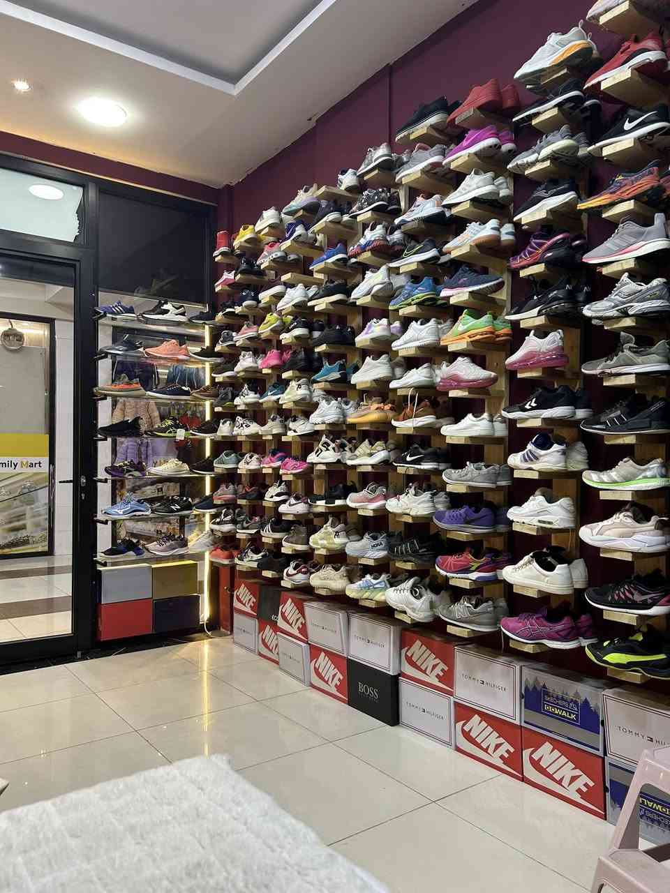 🛑بالەیە
ئەشیای ئەم دووکانە بە ڕەفەکانەوە  بۆ فرۆشتن  کێ خوازیارە پەیوەندی بکات بە ***********
