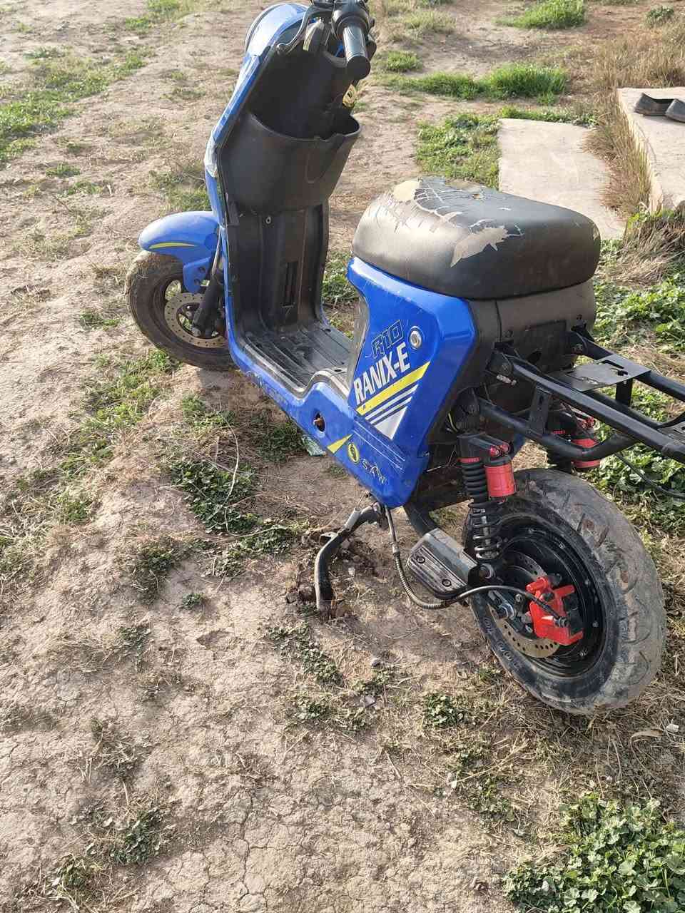 بايسكل شحن للبيع
نقص باتري واحد  غراضه كله موجوده سله جاملق خلفي كشن وره 
السعر 200
***********
