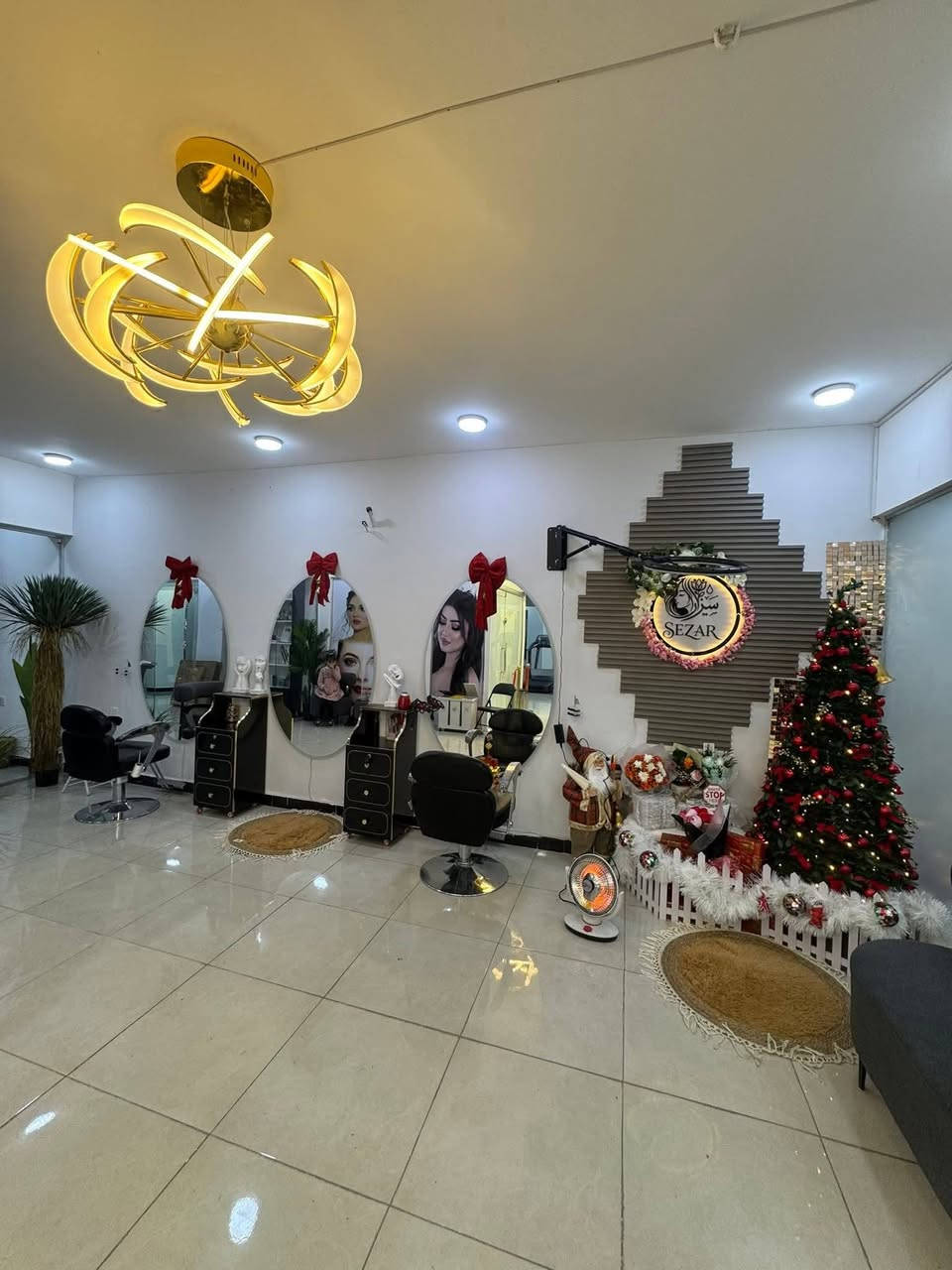 البياع شارع معتز مقابل قاعة اندلس ورقم هذا حجز ولوكيش دزوا رساله ع واتساب ***********
والله العظيم شغلهم يجننننننننننن سويت شعري يمهم وماما وخواتي يسووون يمهم 
اظافر وتسريح وتاتو 
وجيم عدهم واسعار وشغل يخبل
