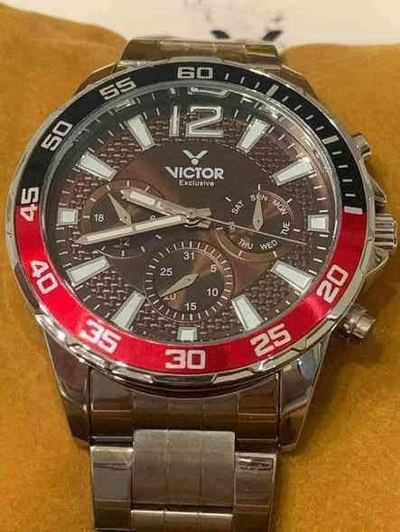 السلام عليكم........
ساعة VICTOR ياباني اصلي بطارية 
مكينة ياباني مايوتا 
نافذة للعرض التاريخ واليوم من خلال السناتر 
سناتر شغالة 
أميال وأرقام فسفوري 
القطر ٤٥
مقاوم للماء ٣٠م 
القطر ٤٥
نظام ٢٤ساعة 
سير حديد ستانلس ستيل معلم 
جديد غير مستعمل مع العلبة الاصلية وبطاقة الضمان 
السعر ٧٥ الف 
يوجد توصيل ***********
