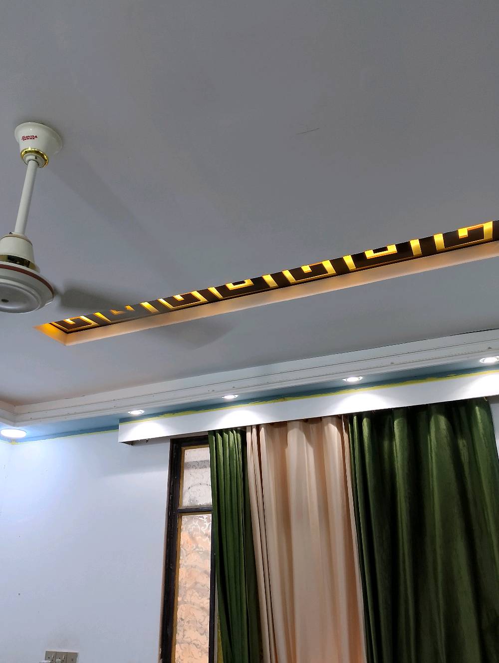 بيت لليجار او للبيع كربلاء الحر مقابل المستشفى التركي شارع محطة غاز الحر  200 متر 4 غرف نوم مع ثلاث صحيات حديقة كراج سياره بناء جديد 