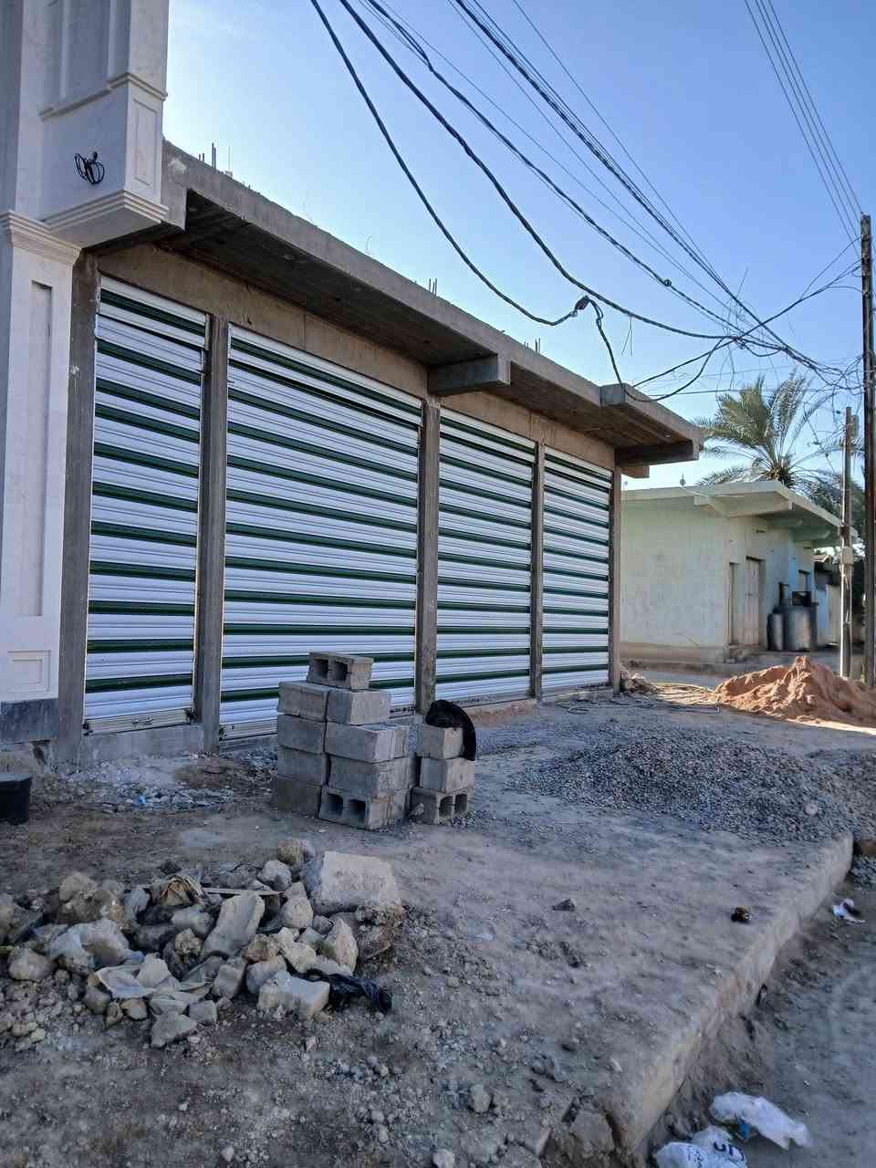 للبيع 
محلات واجهة ١١.٢٥ م ×١٥م عمق 
 مساحة كلية ١٧٠ م٢ 
الموقع هيت حي المعلمين الاولى الشارع الرئيسي
ممكن تنباع جزئين 
الجزء الاول محل  بمساحة ٧٥ م٢ (٥×١٥ ) 
الجزء الثاني بمساحة محل ركن  بمساحة ٩٥ م٢ (٦.٢٥ م×١٥) بابين 
للإستفسار الاتصال على الرقم ***********
او مراجعة المكتب الهندسي للبناء والعقار الجري مقابل صيدلية الغزال مجاور صيرفة عزيز مشعان
