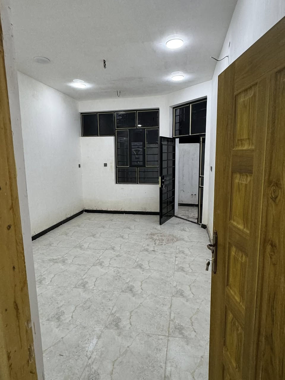 ‏سلام عليكم بيت للبيع العنوان الشعله مقابيل قطاع السابع المساحة 100 متر البناء جديد كامل￼ البناء طابوق السعر 92 أبوي مجال شي بسيط *********** علي￼
